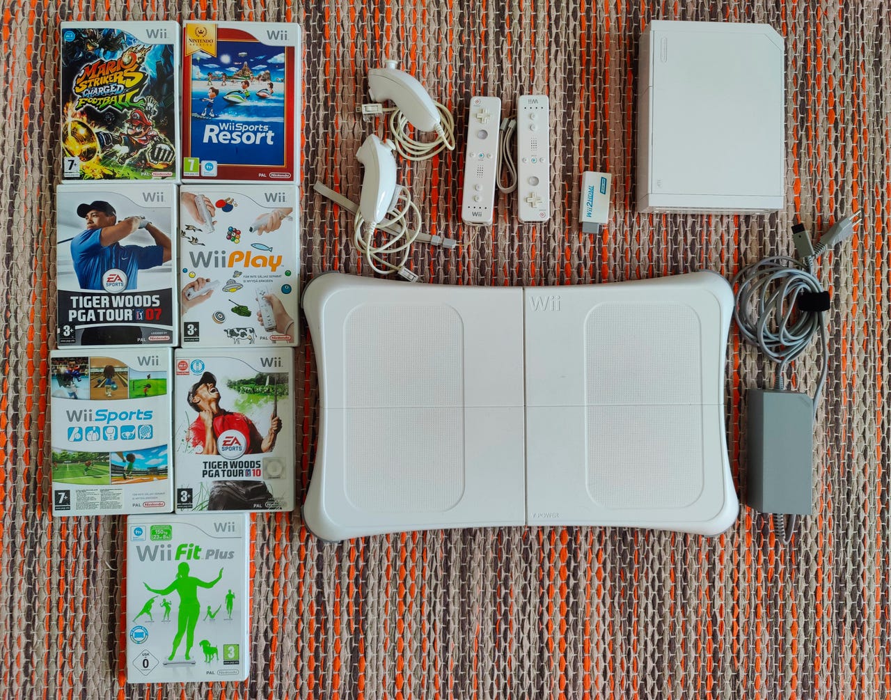 Wii pelejä, 2x ohjaimet, tasapainolauta, HDMI adapteri ja *rikkin