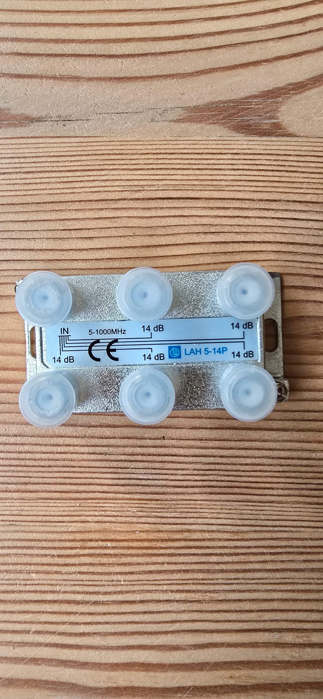 Laatuantenni 5-os antennihaaroitin (5x 14dB lähtöä)
