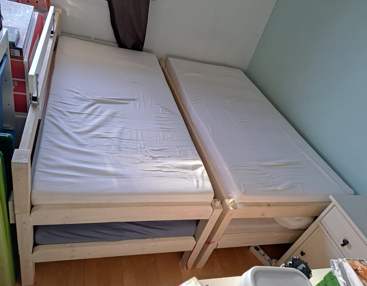 Sängyt 4kpl.