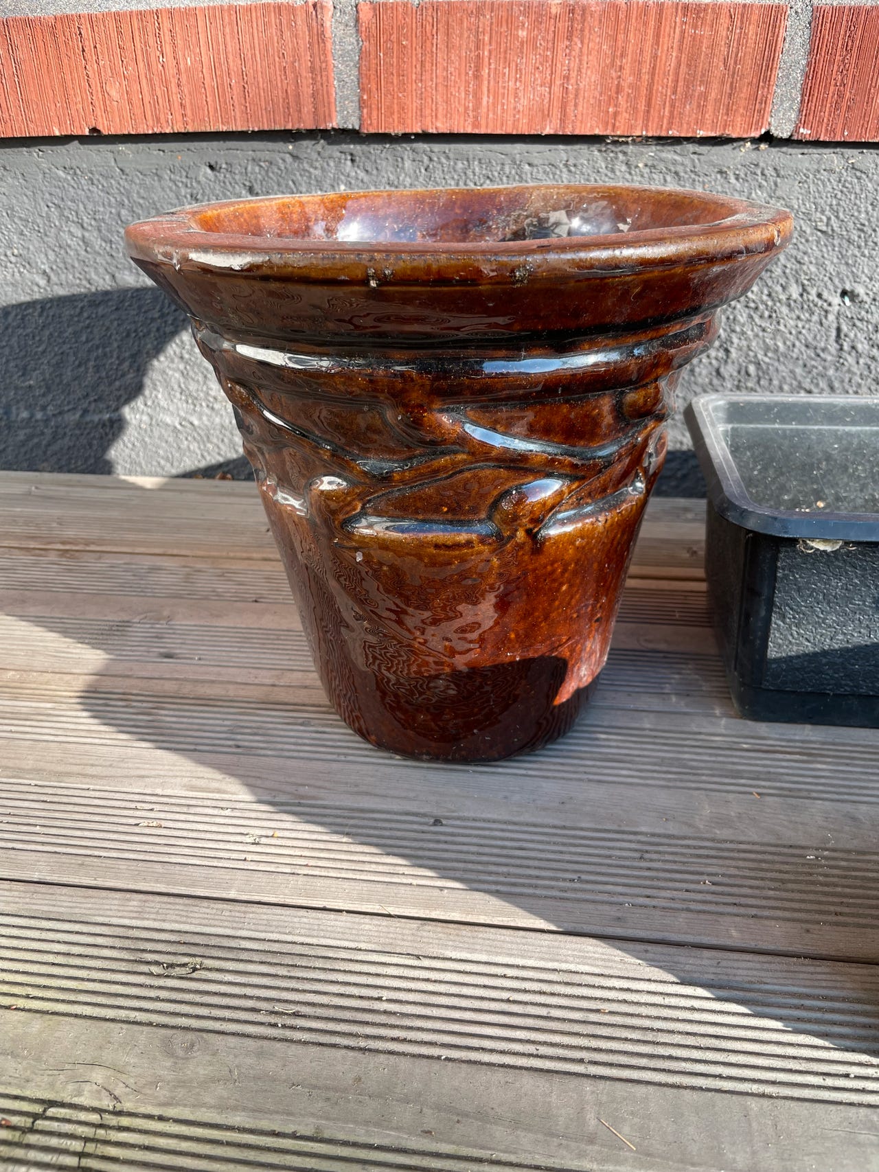 Ruskea kukkaruukku