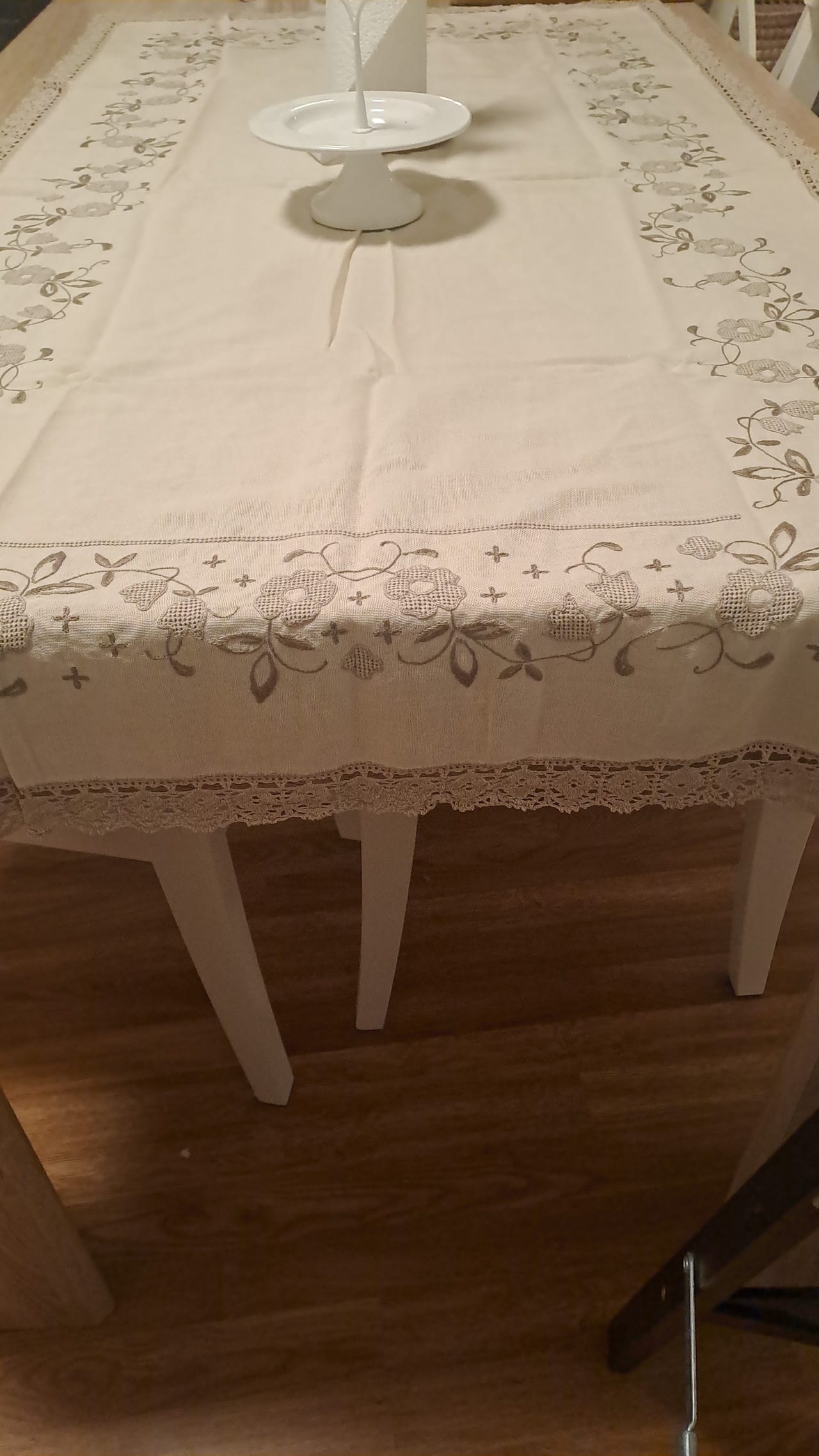 Vintage beige pöytäliina, kirjailtu kukkakuvio ja pitsireunus 135