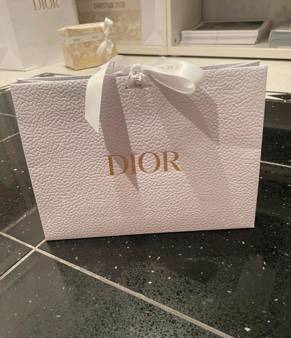 Dior lahjakassi & silkkinauha  24,5x17,5x8,5cm
