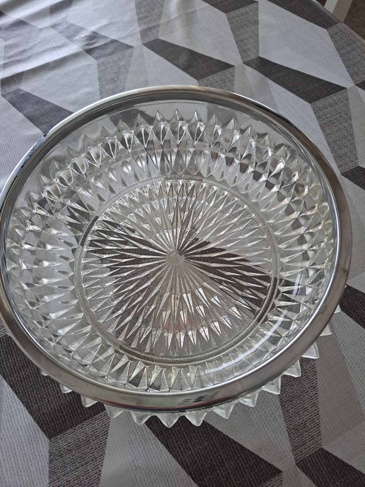 Kulhot ja lasinen lautanen