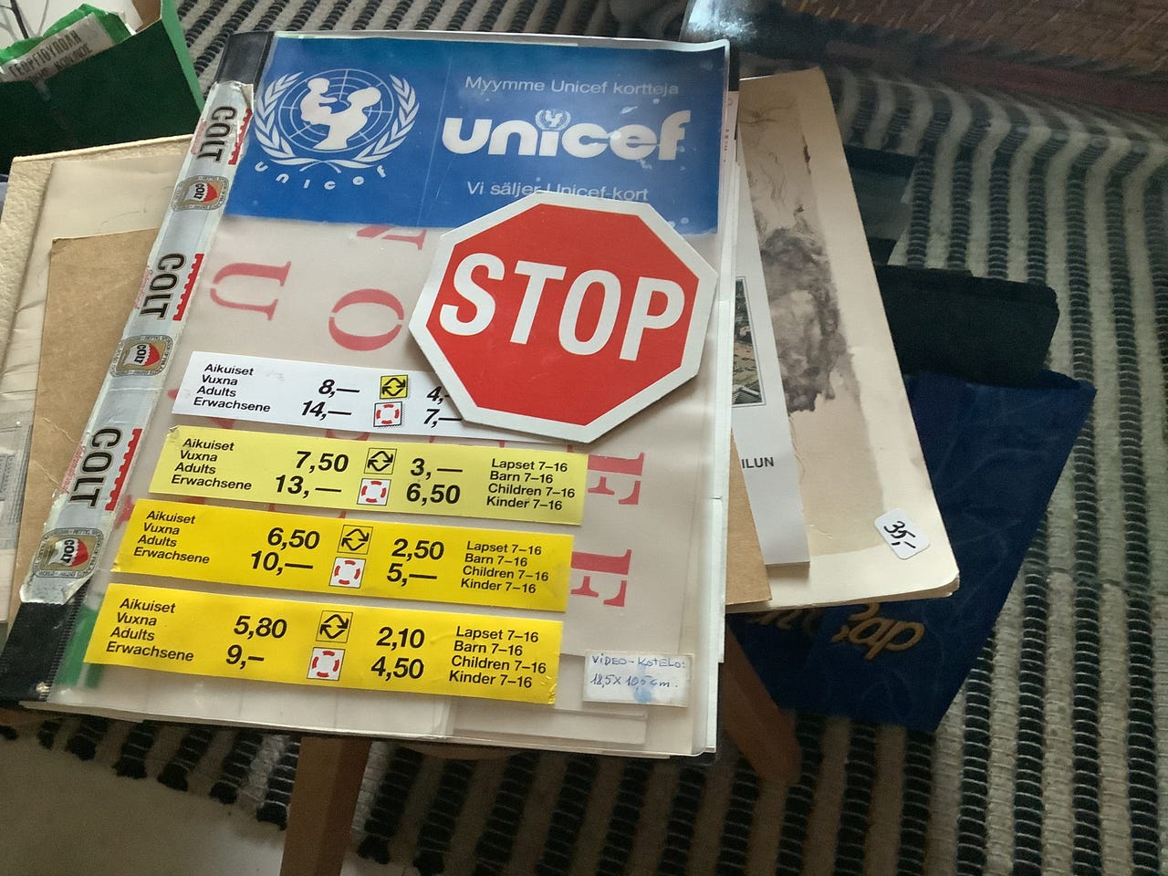 Unicef Kirjaimet ja Merkit Setti Monivärinen & tarrat
