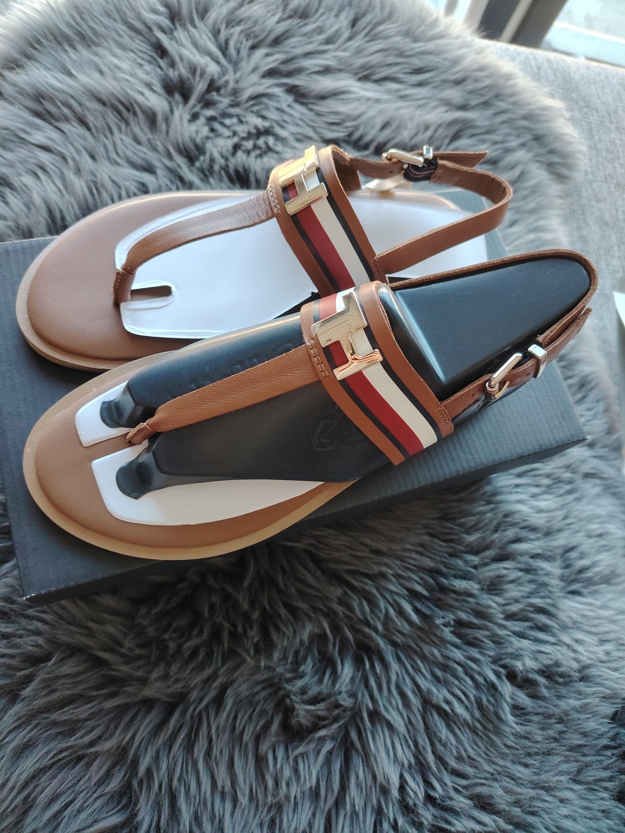Tommy Hilfiger uudet nahkasandaalit
