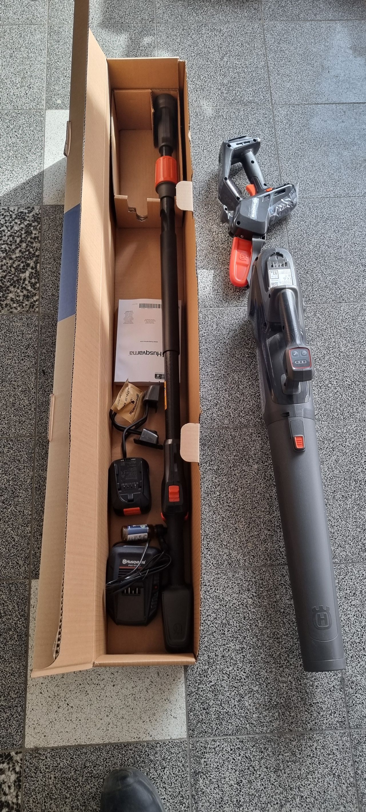 Husqvarna Aspire oksasaha ja puhallin.