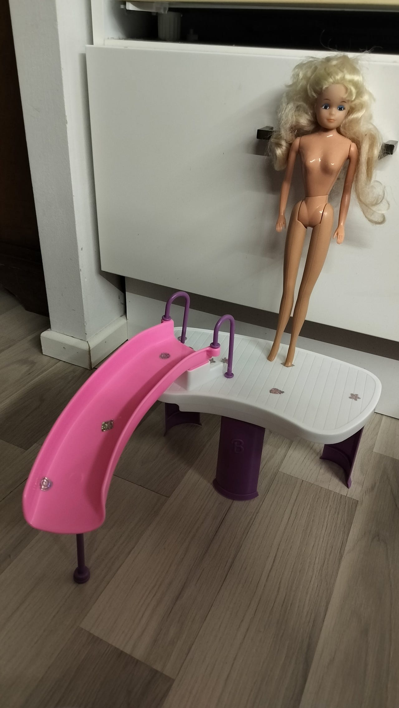 Barbie vesiliukumäki ysäriltä (ja kaupan päälle rikkinäinen uima-
