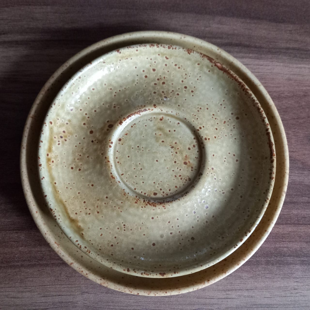 Pentik Hiisi tassi h. 14cm ja pullalautanen h. 16cm