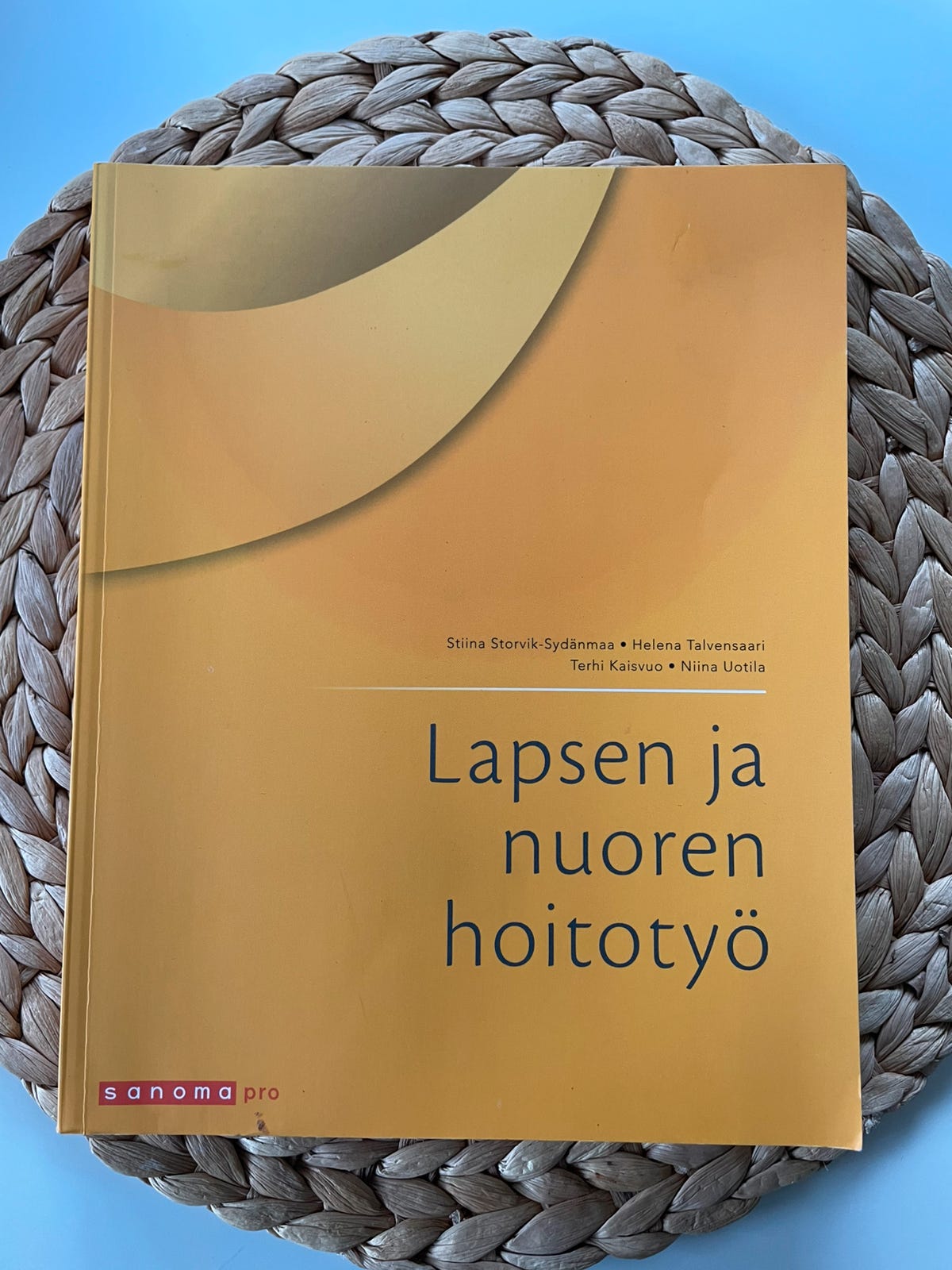Lapsen ja nuoren hoitotyö- oppikirja