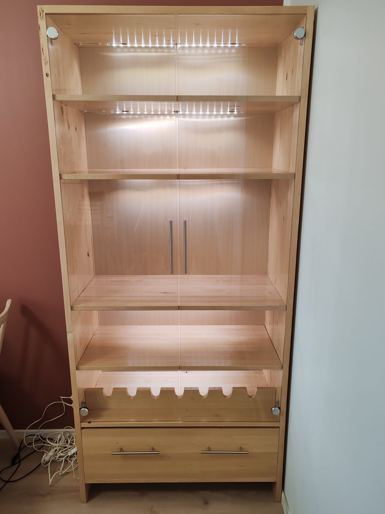 Koivuvitriini ledvaloilla