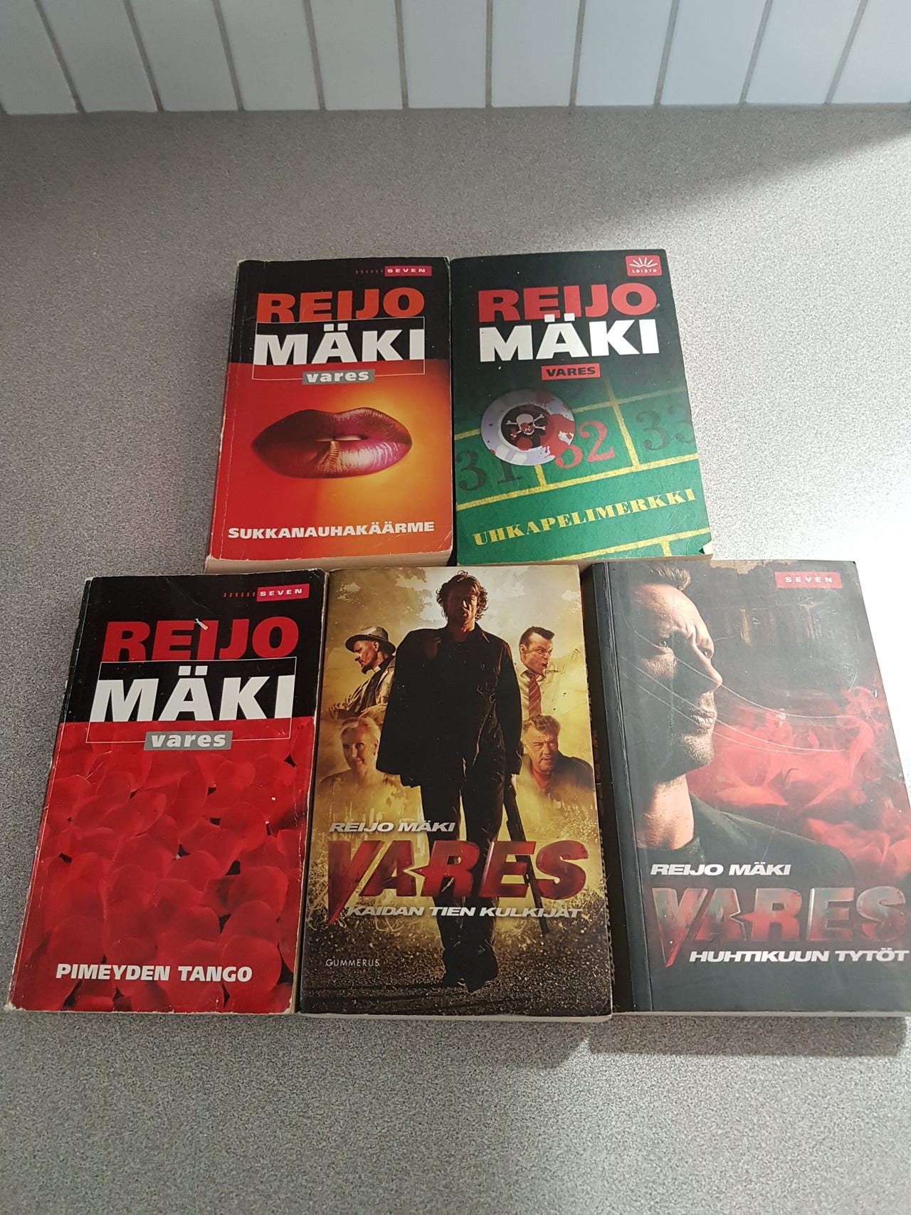 Vares pokkareita