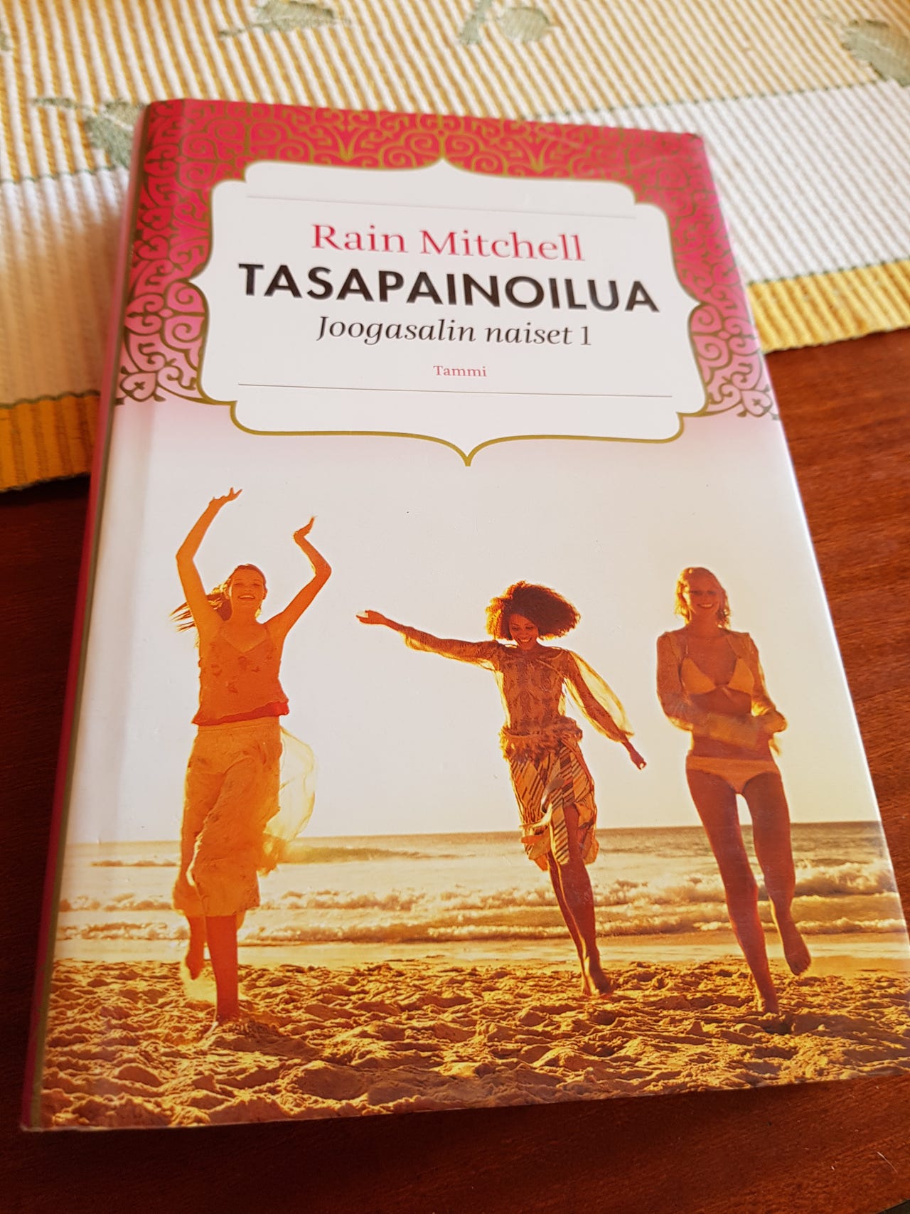 Tasapainoilua. Joogasalin naiset 1.