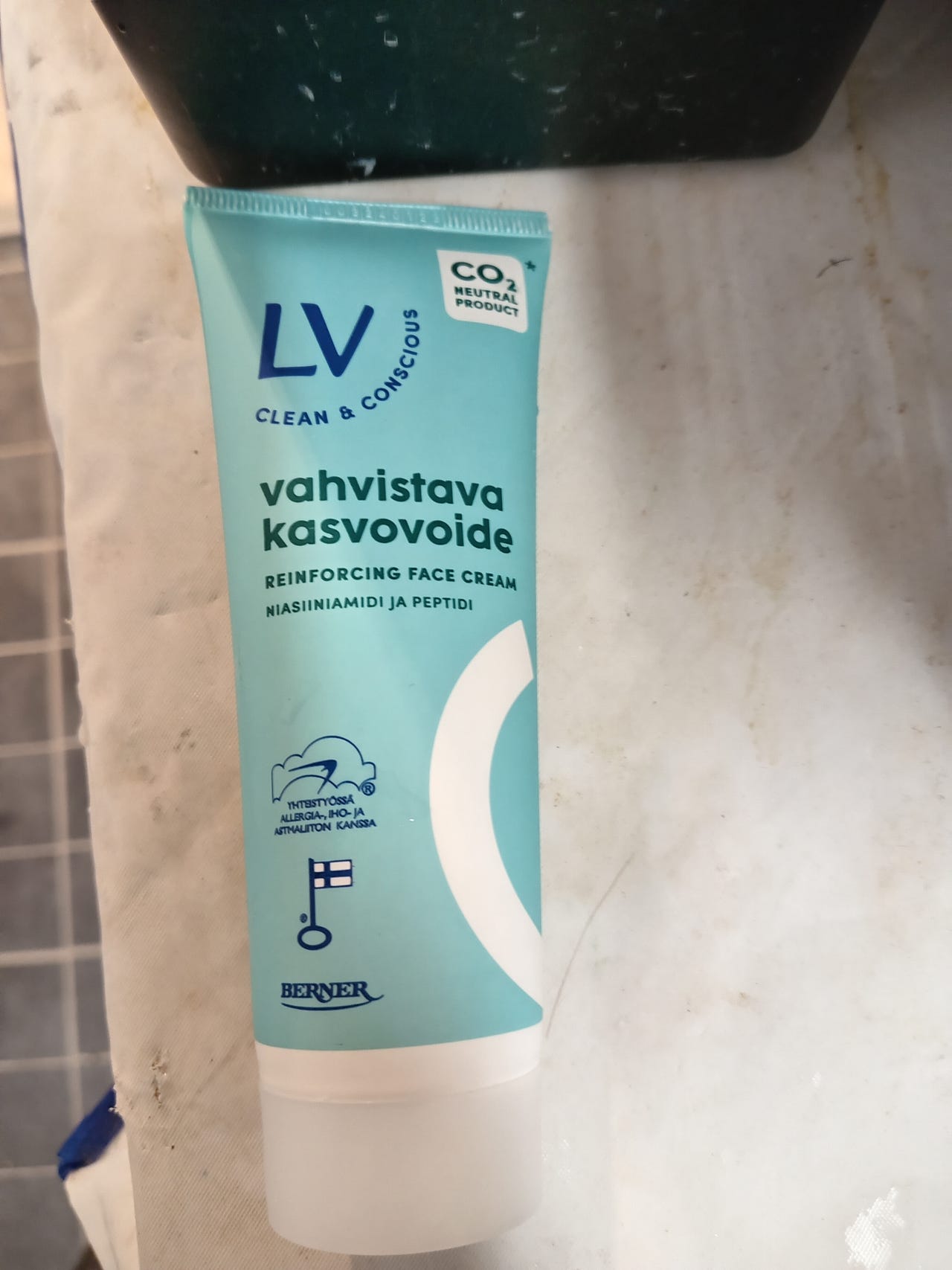 Lv vahvistava kasvovoide