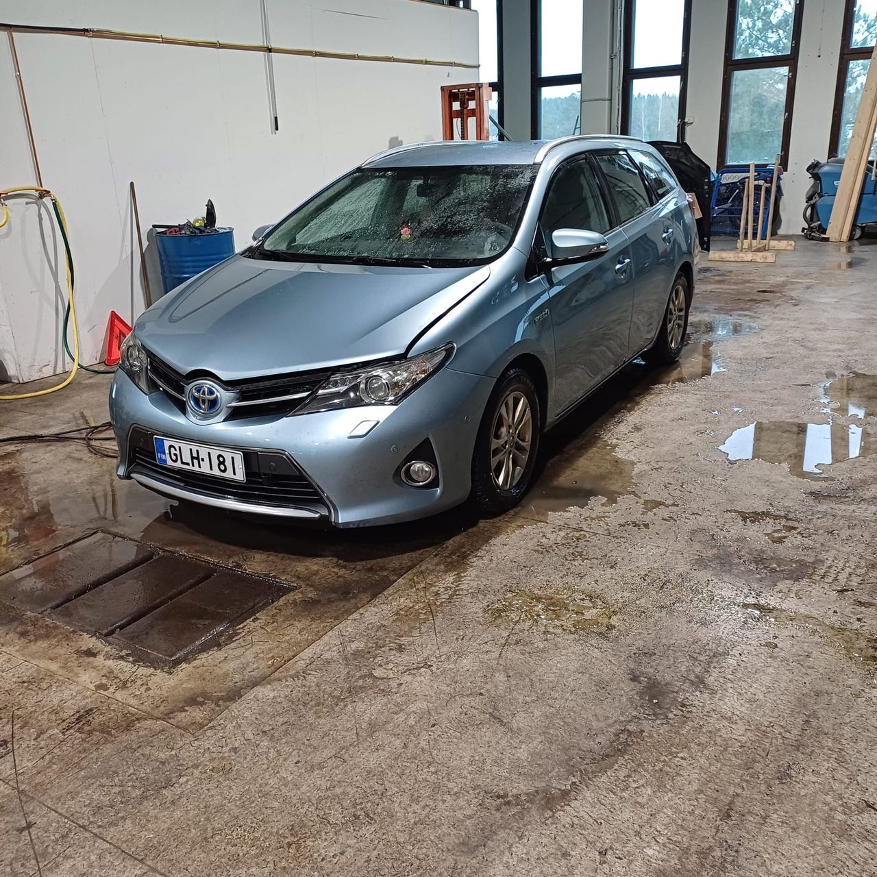 Toyota Auris 1.8 hybrid varaosina