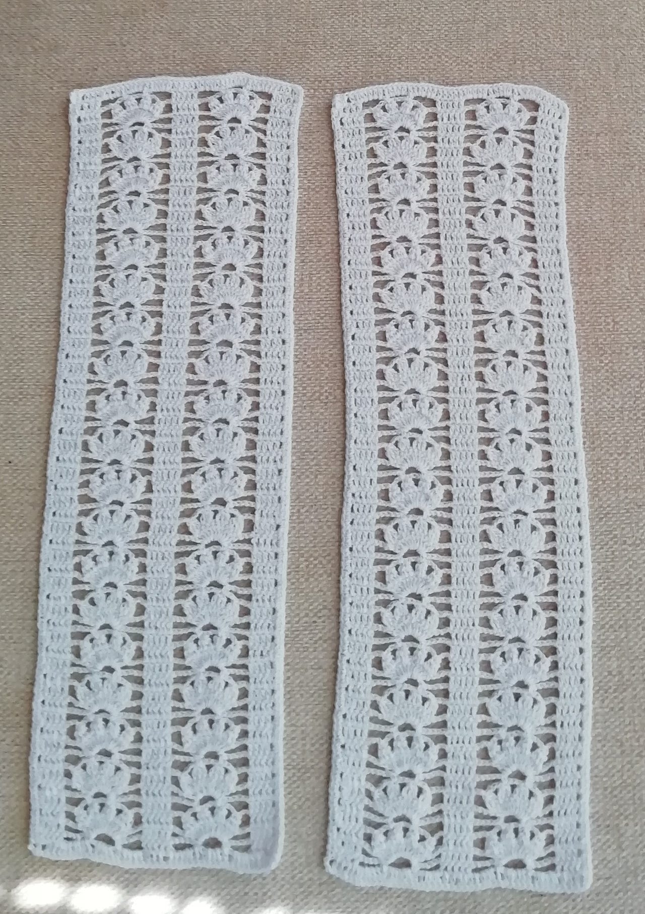 Valkoiset uudet käsin virkatut liinat, koko n. 10 x 34 cm