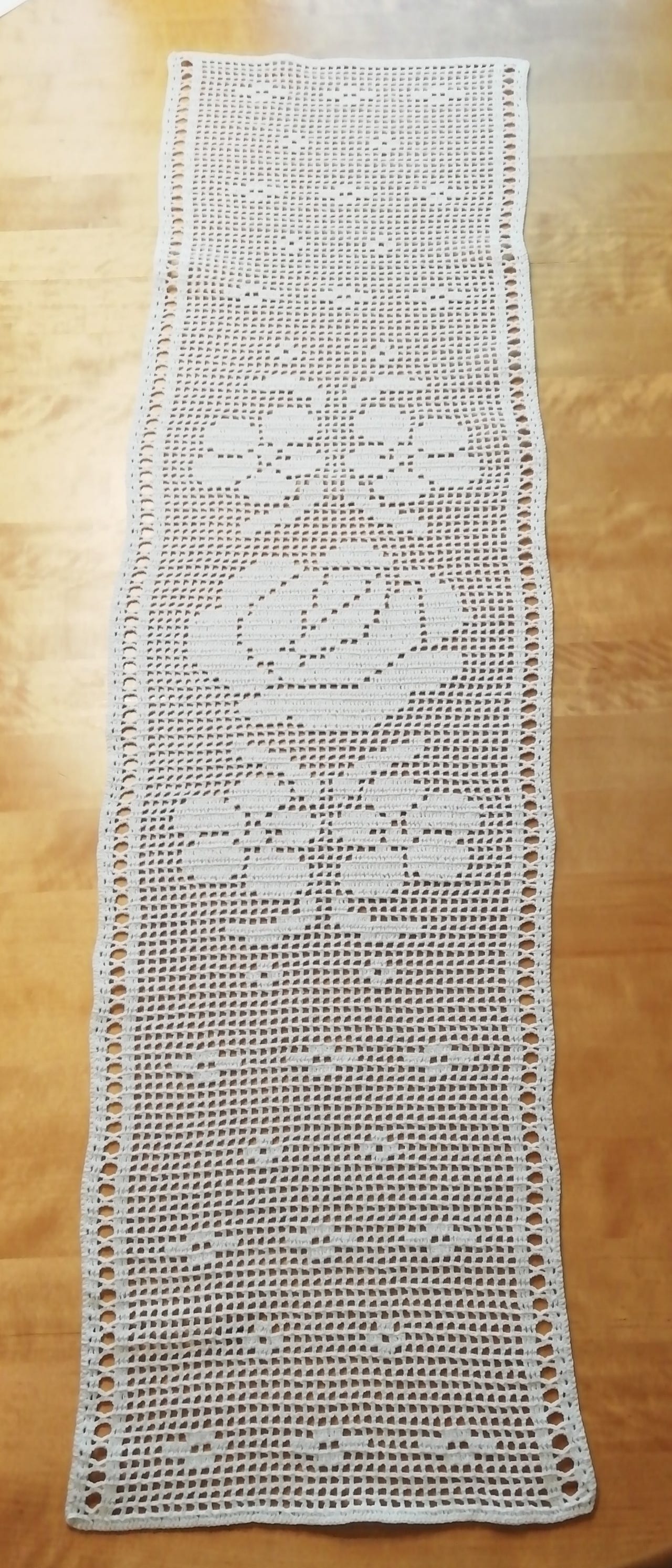 Uusi valkoinen käsin virkattu kaitaliina. Koko n. 27 x 104 cm