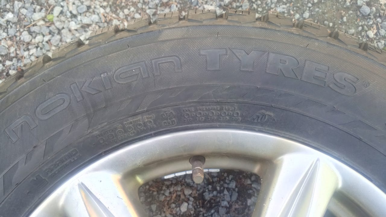 215/65R16 Nokian Hakkapeliitta 9 + 5x114,3 Advanti S.328 a