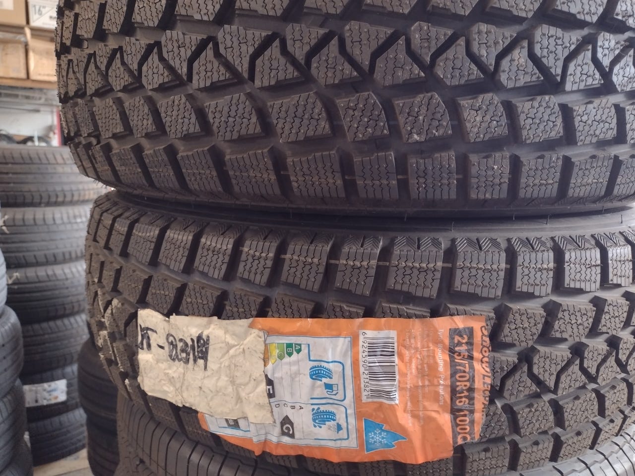 215/70R16 Kitkarenkaat