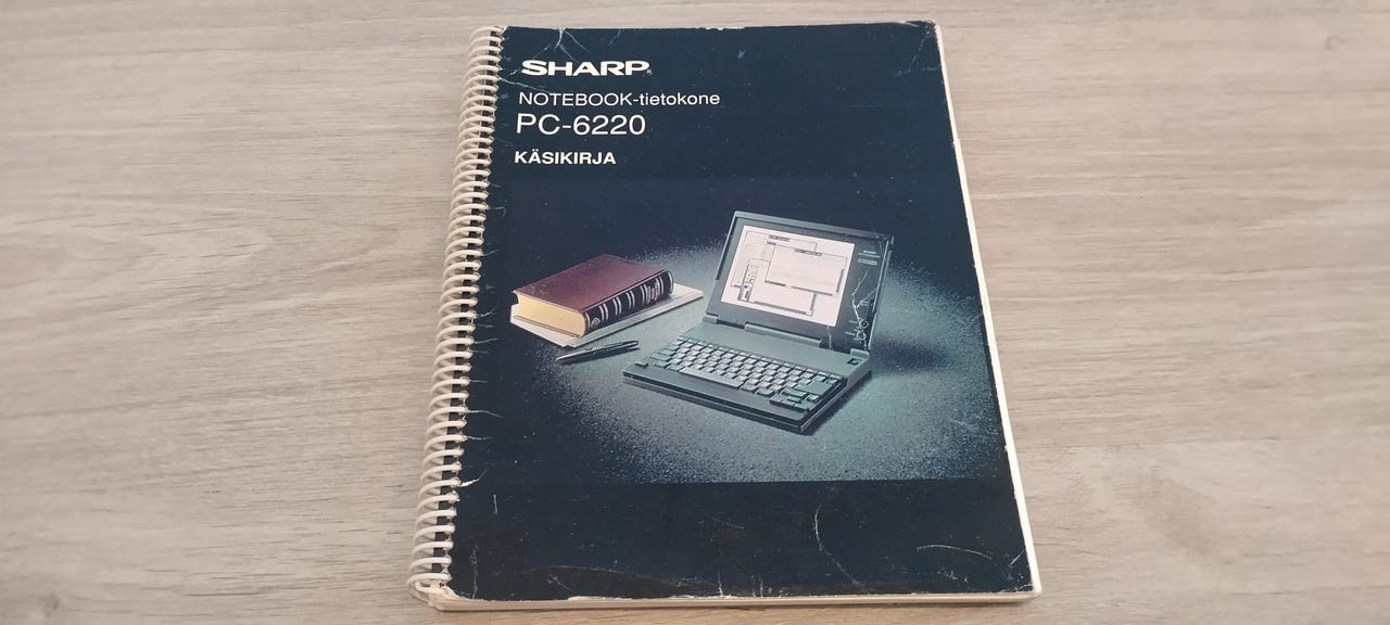 SHARP PC-6220 NOTEBOOK-tietokone käsikirjavuodelta 1990