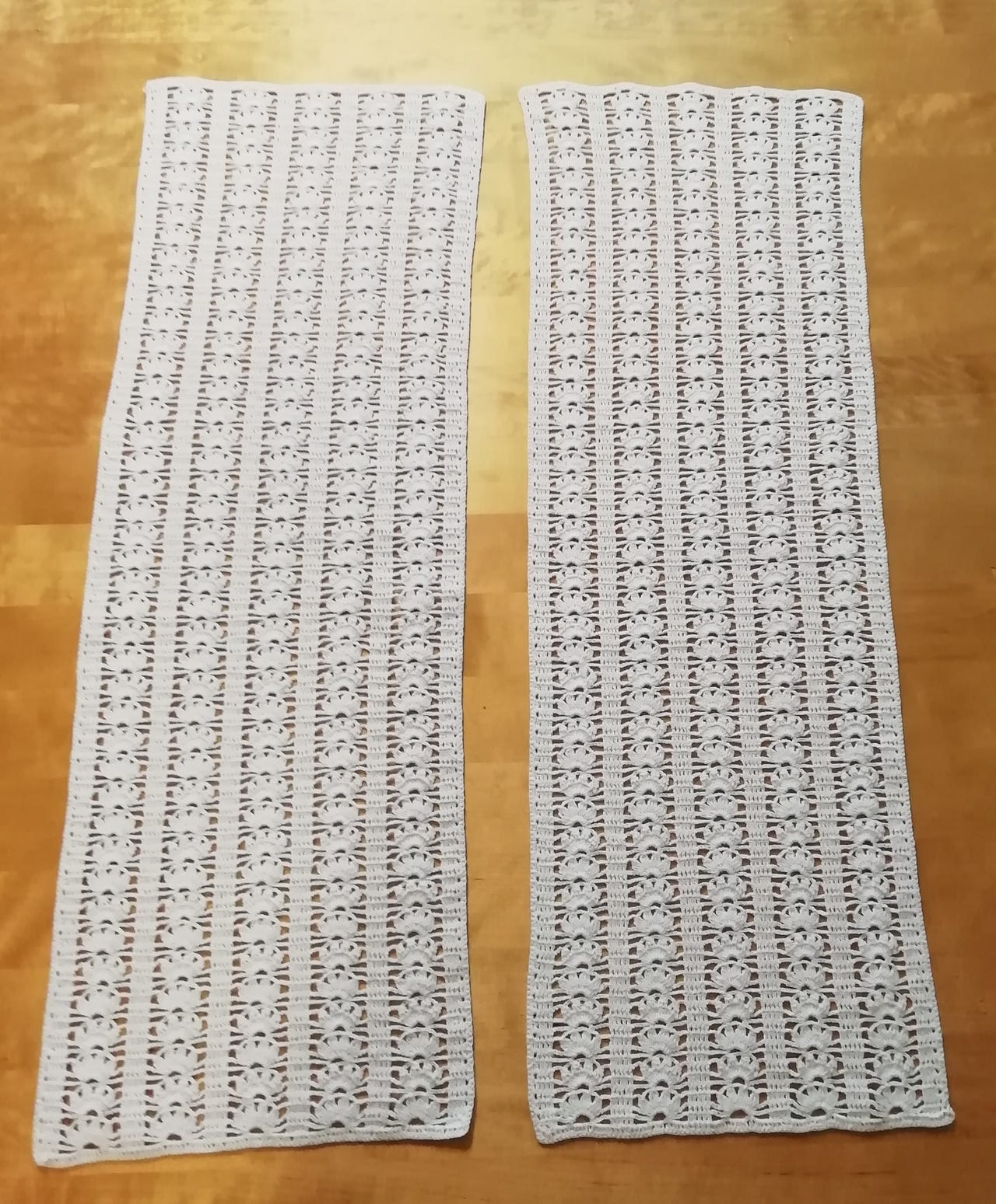 Uudet valkoiset käsin virkatut kaitaliinat. Koko n. 23 x 70 cm