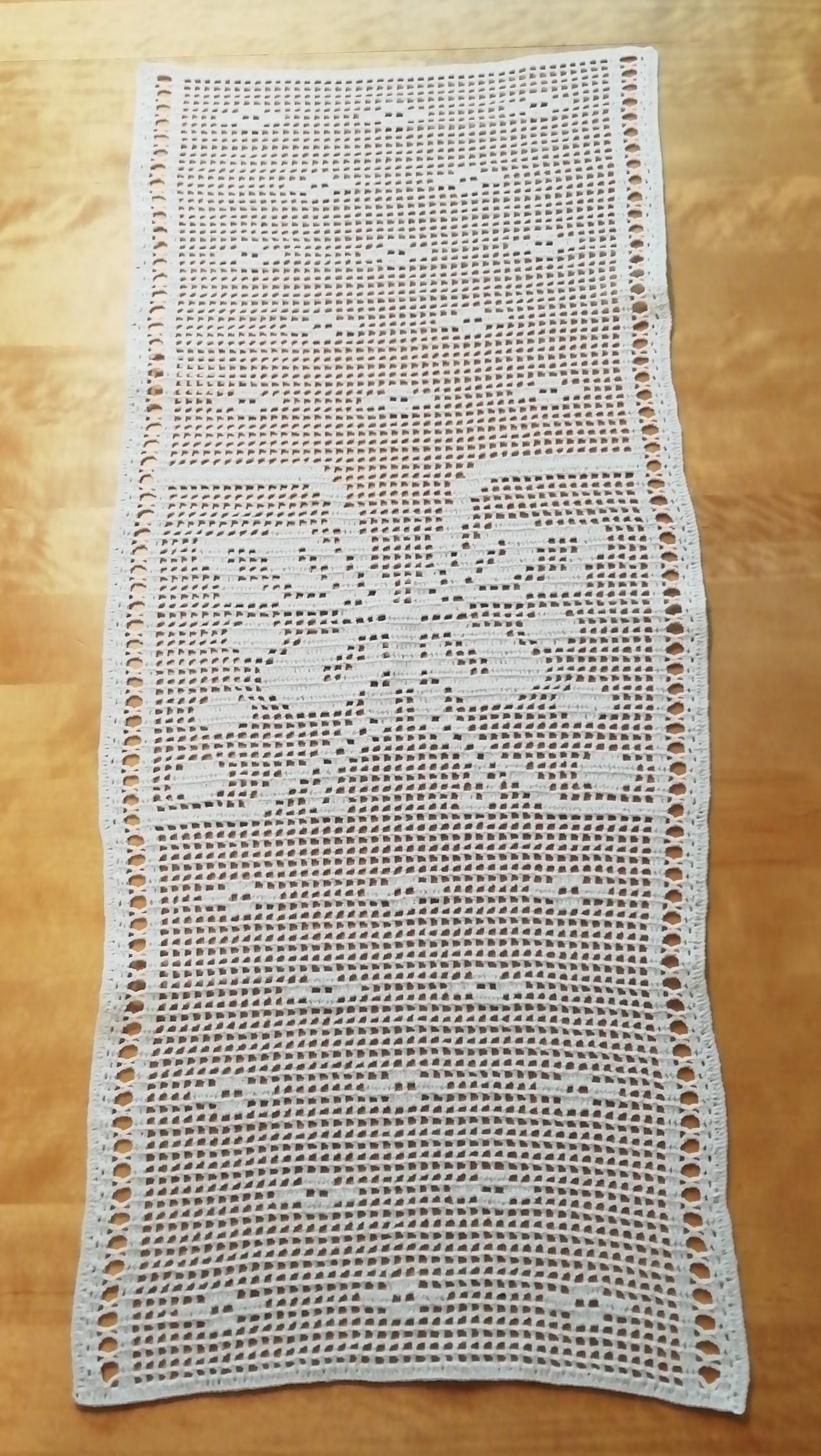 Uusi valkoinen käsin virkattu kaitaliina, koko n. 32 x 76 cm