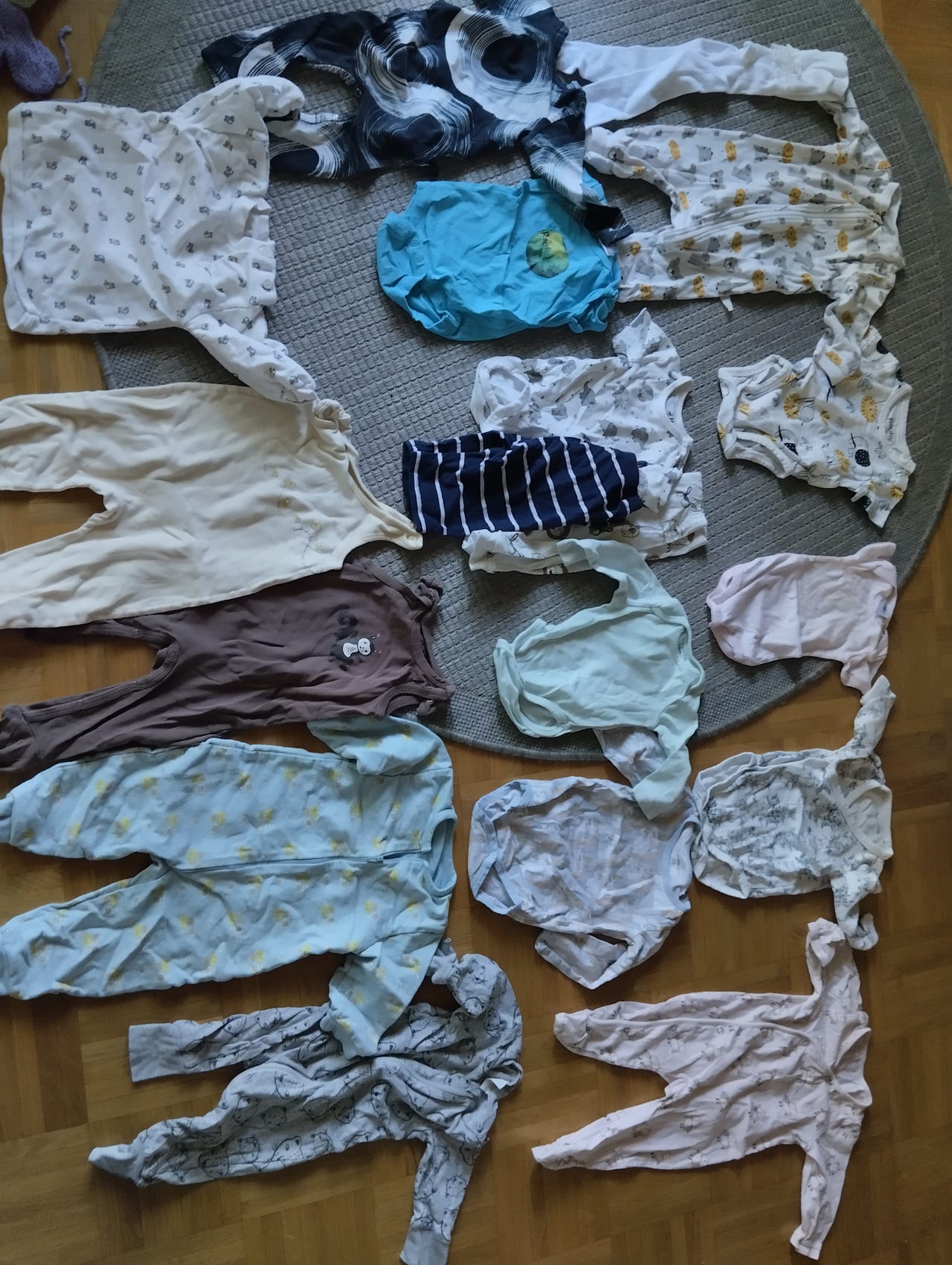 Vauvalle vaatteita ja päähineitä