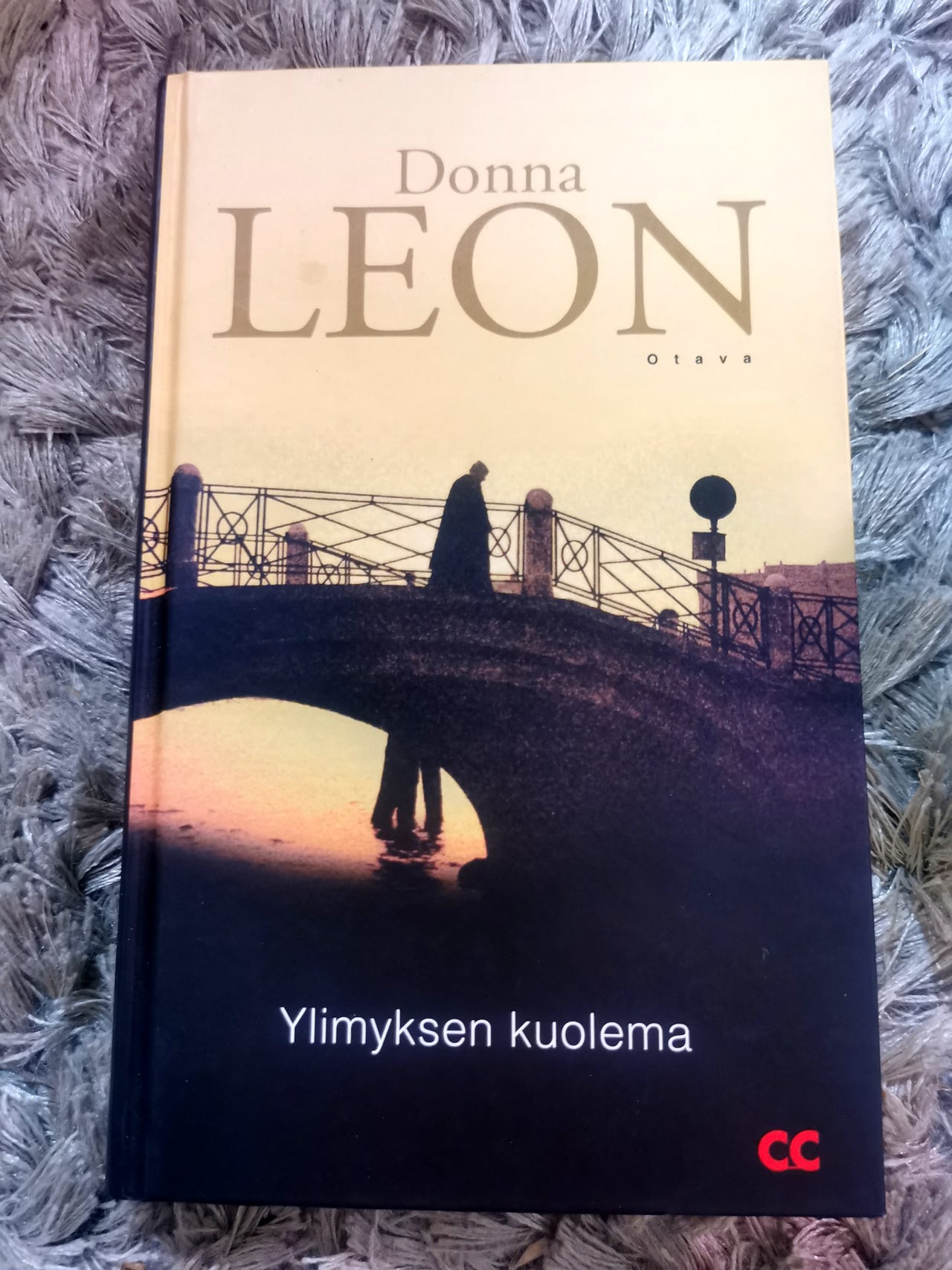 Ylimyksen kuolema, Donna Leon