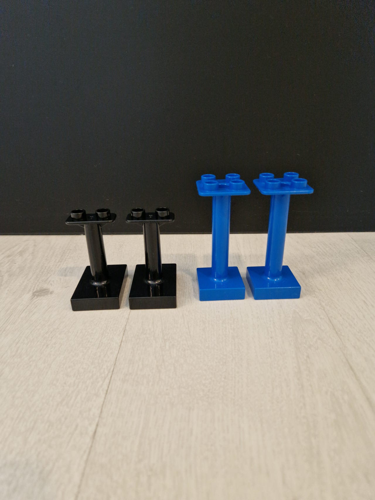 Neljä Lego Duplo pilaria
