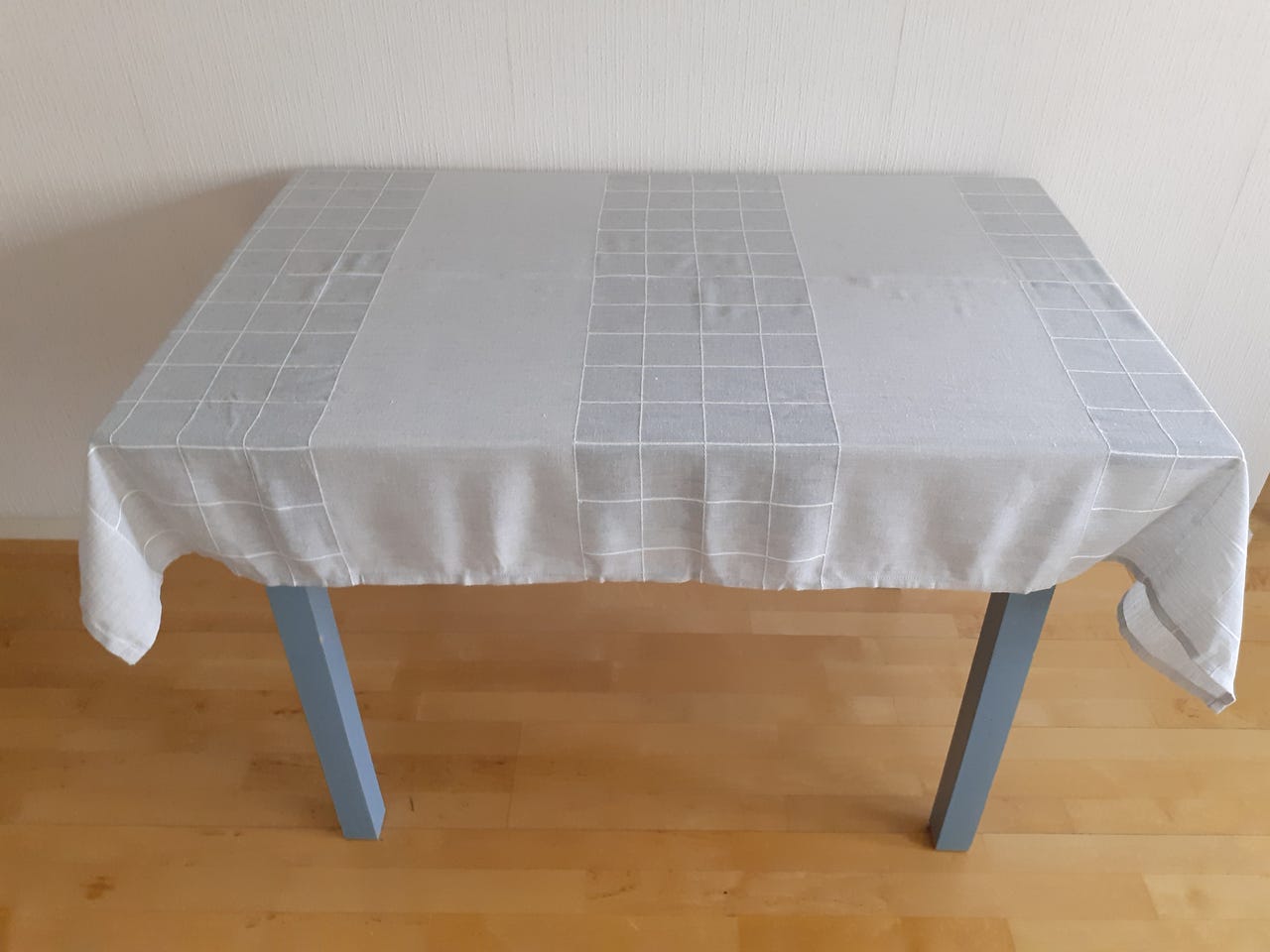Harmaa pöytäliina