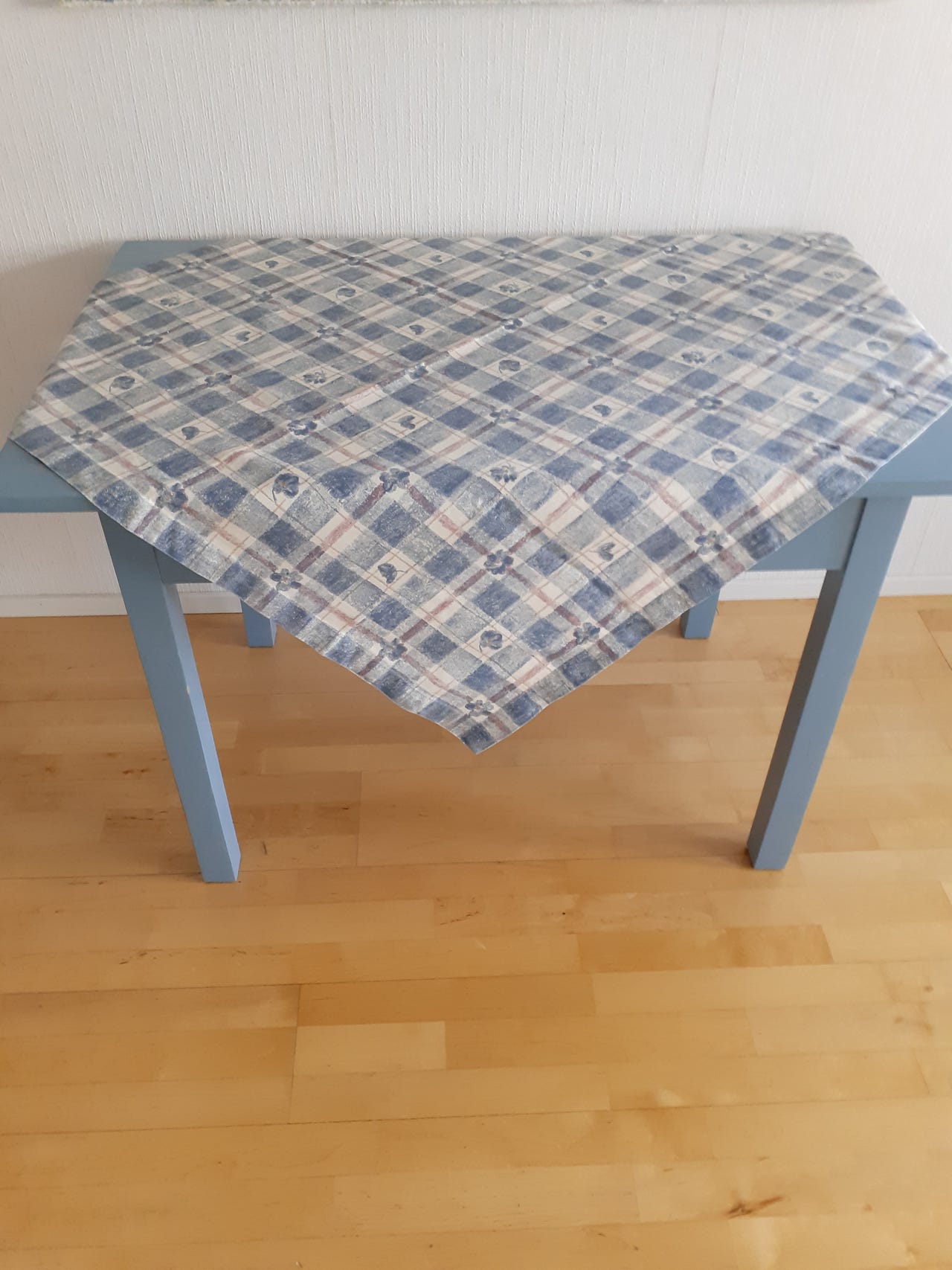 Kukkakuvioinen pöytäliina