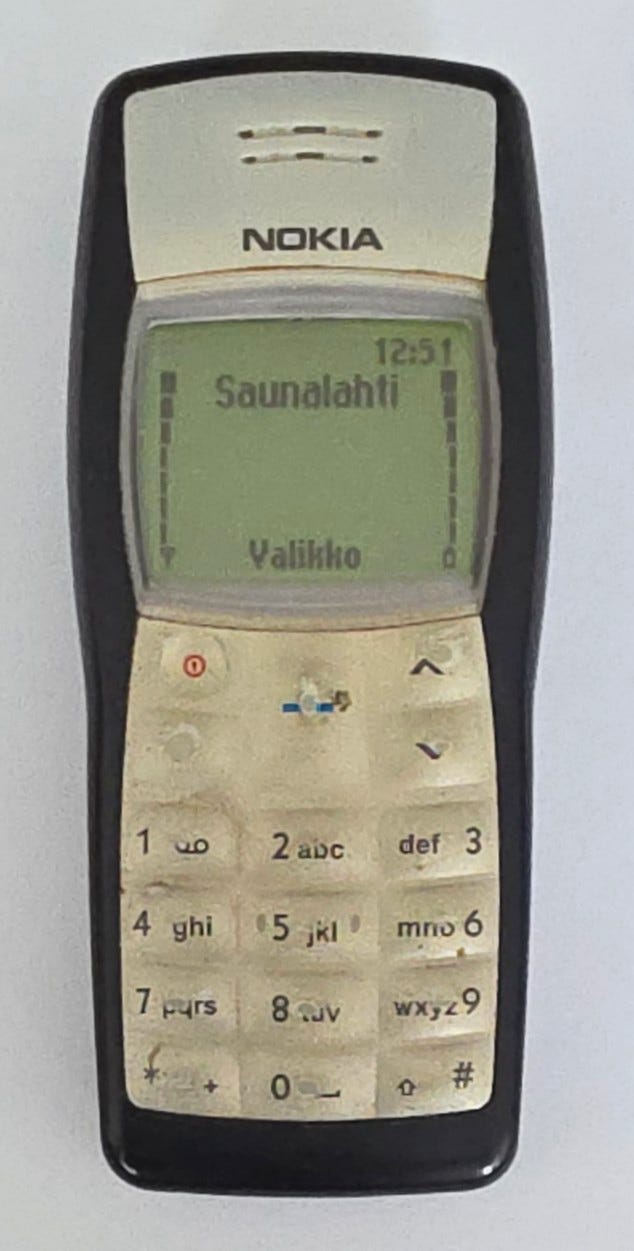 1100, musta testattu ja toimiva, puhelin ja uusi akku