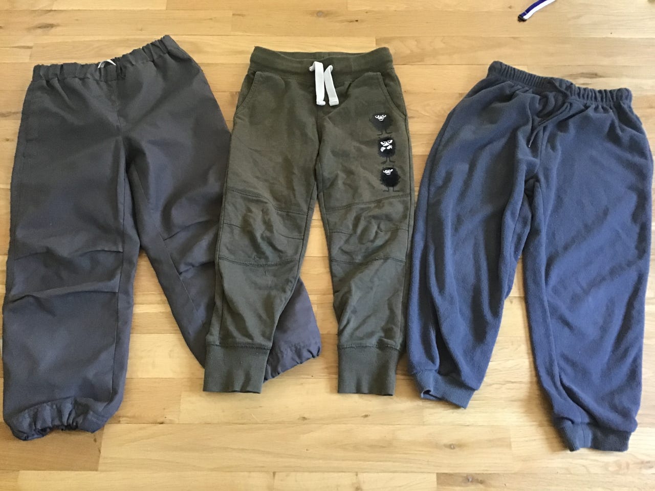 Kolmet housut koko 110 cm