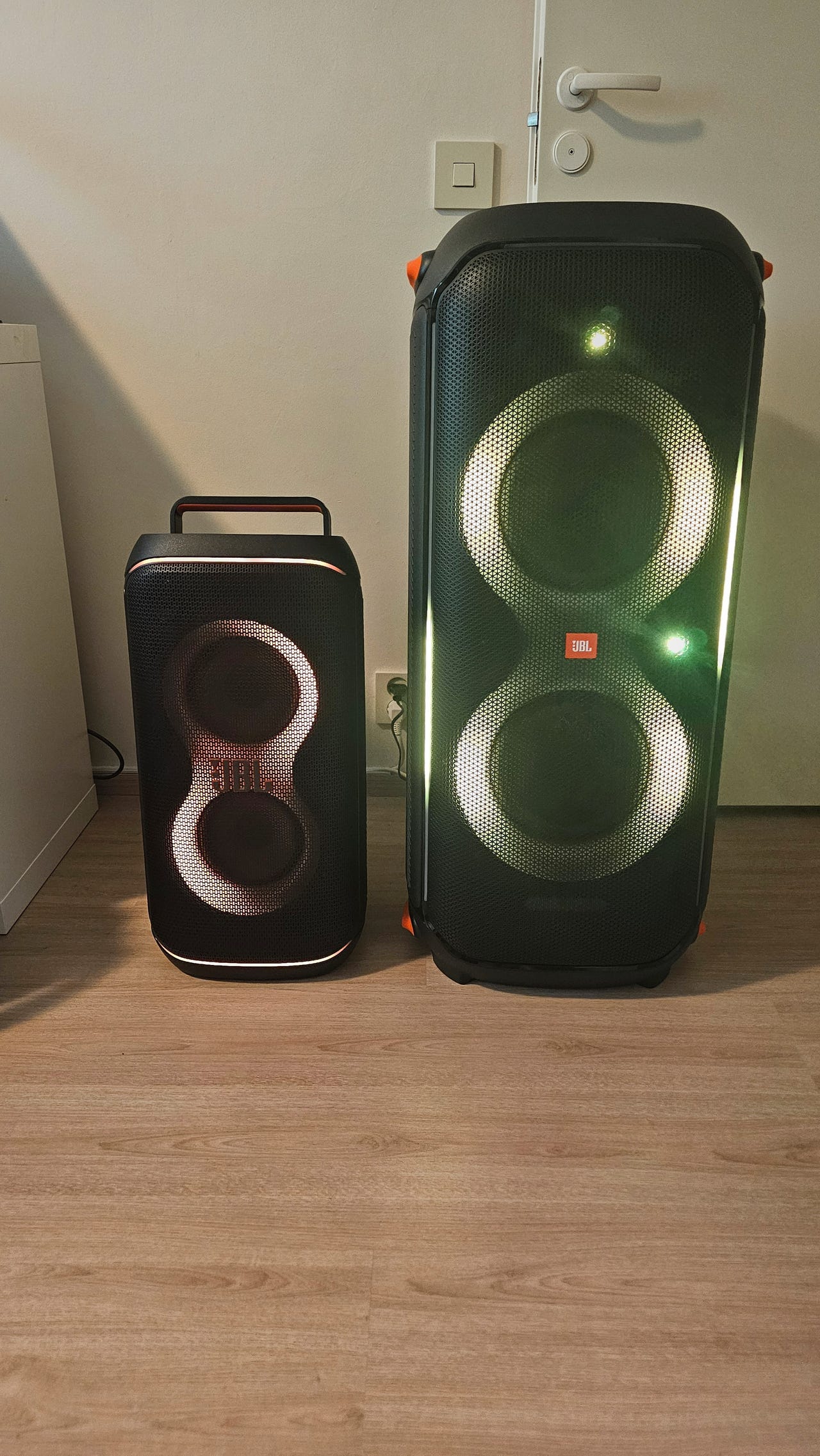 Vuokrataan jbl partybox 120 ja 710 kahdella langattomalla mikillä