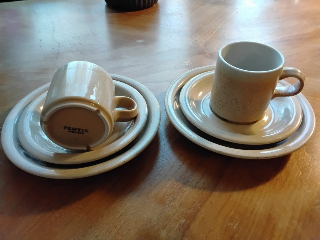 Pentik kahviastiasto pilkullinen