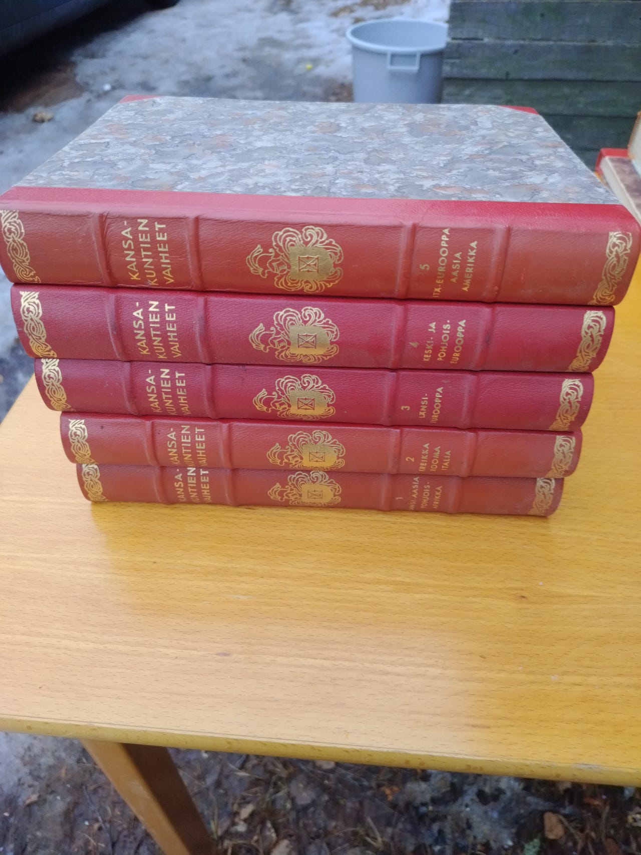Kansakuntamme vaiheet tiivistettynä kansiin