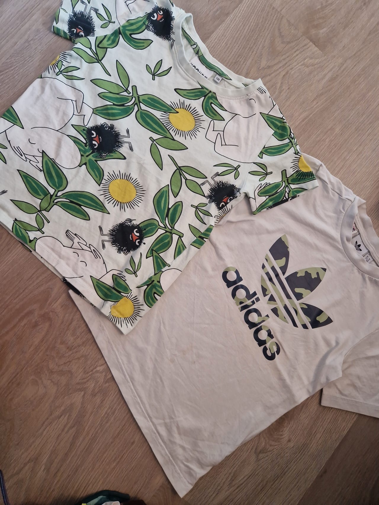 T paidat Adidas sekä muumi 128