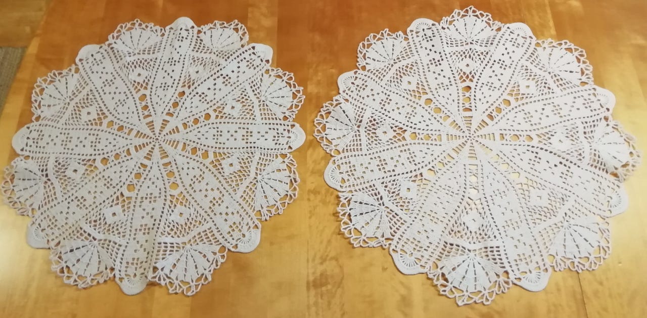 Uusia valkoisia käsin virkattuja liinoja, koko n. 50 cm