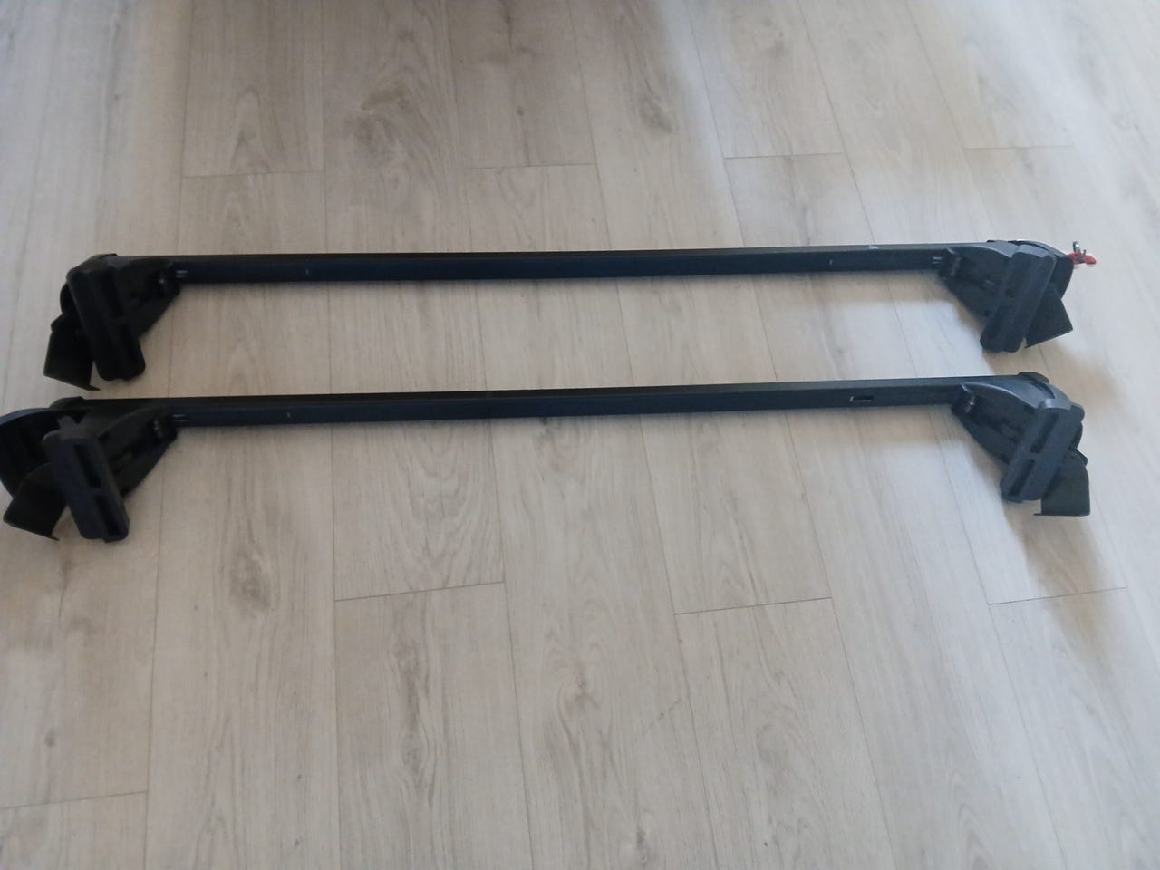 Auton taakkateline katolle