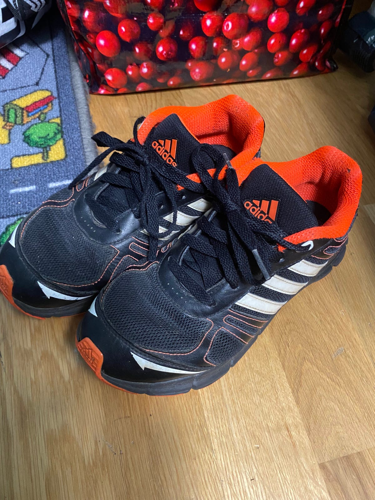 Adidas lenkkarit