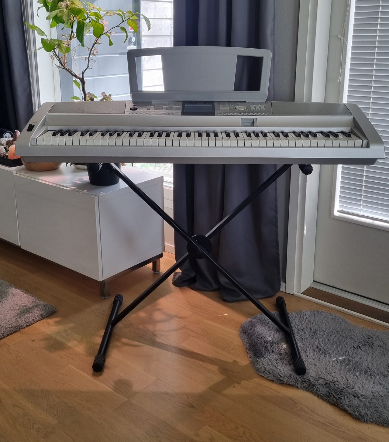 Yamaha DGX-305 Portable Grand Sähköpiano Hopea + säädettävä