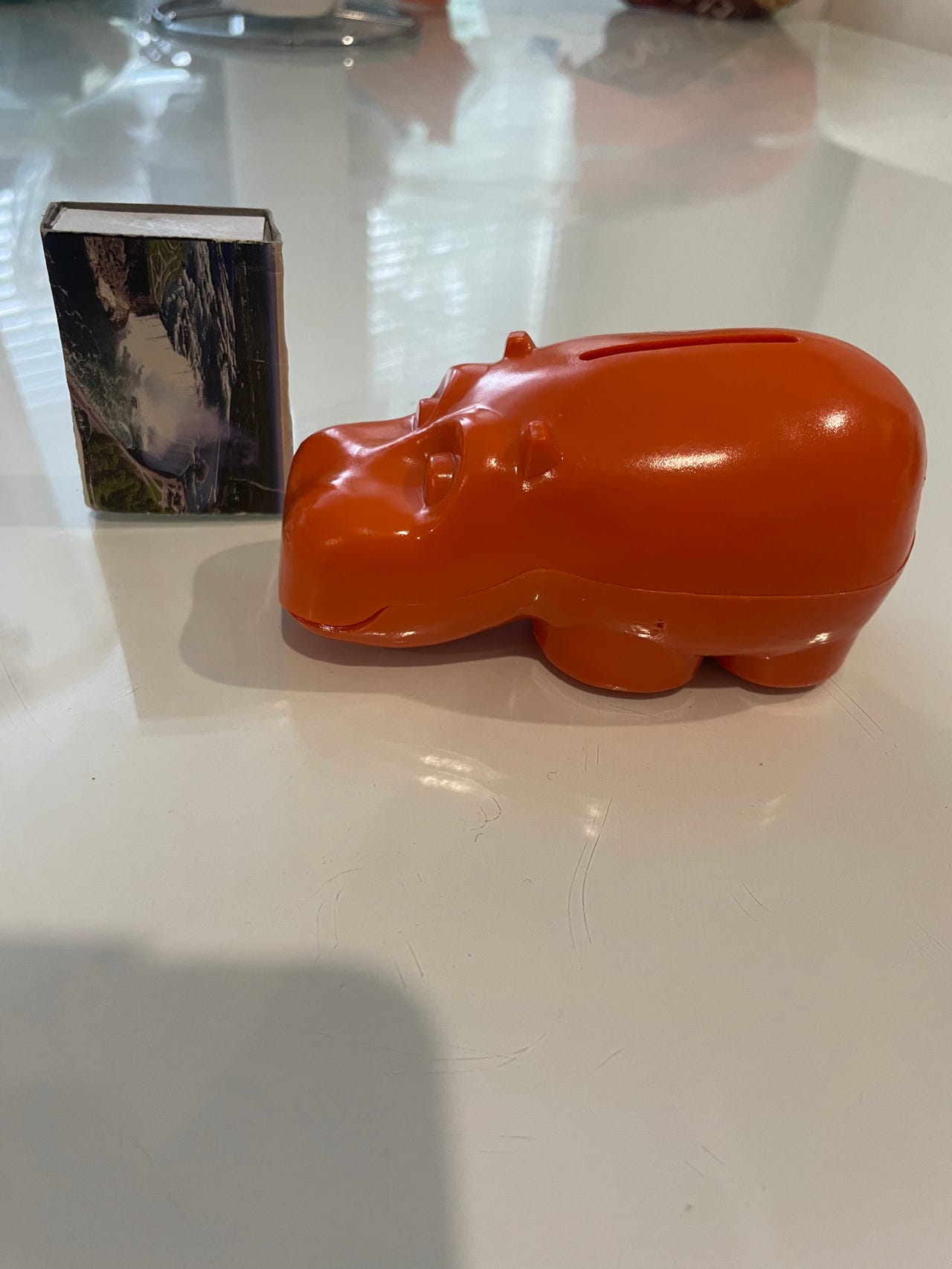 Vanha säästöpossu op pieni söpö hippo rahalipas