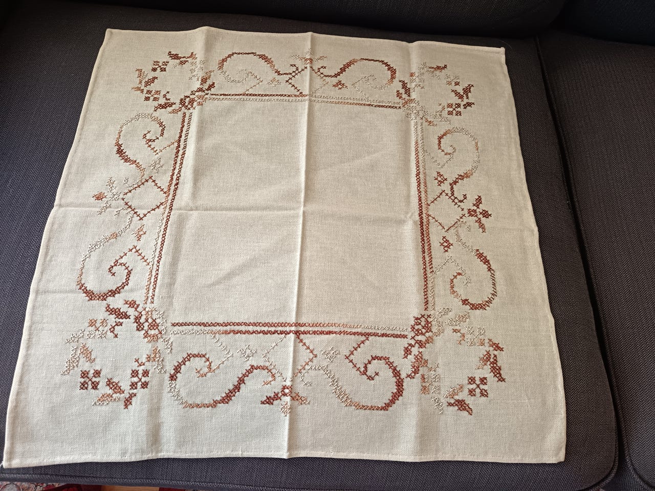 Käsin kirjottu pöytäliina 57 x 57 cm beige ruskea