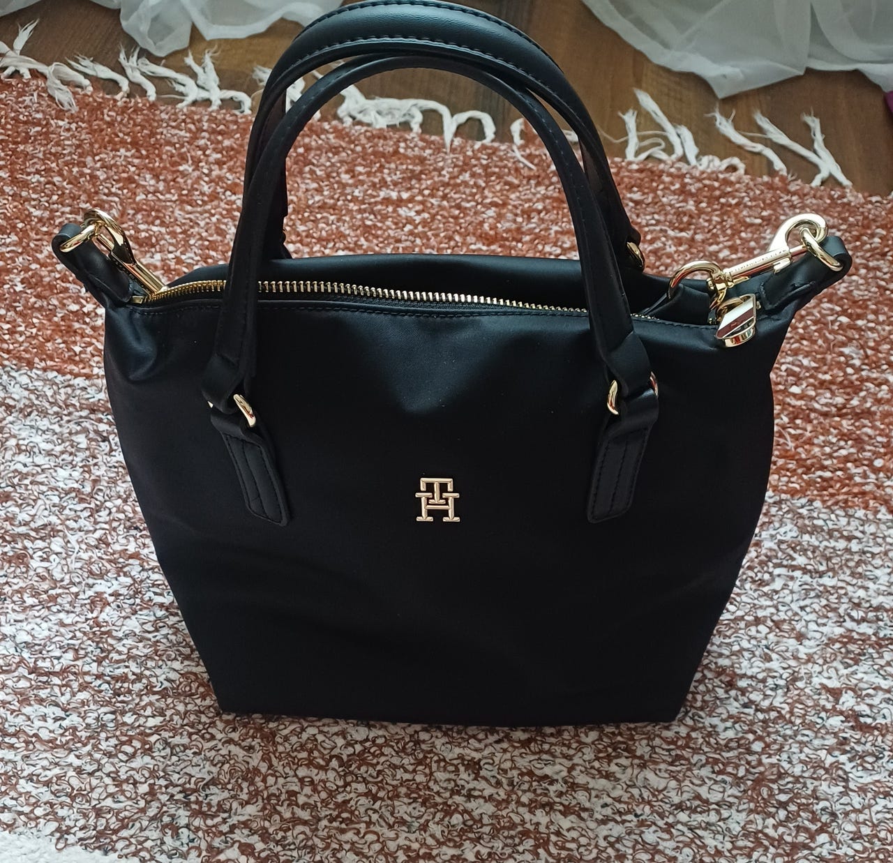 Tommy Hilfiger POPPY SMAIL TOTE-Olkalaukku musta