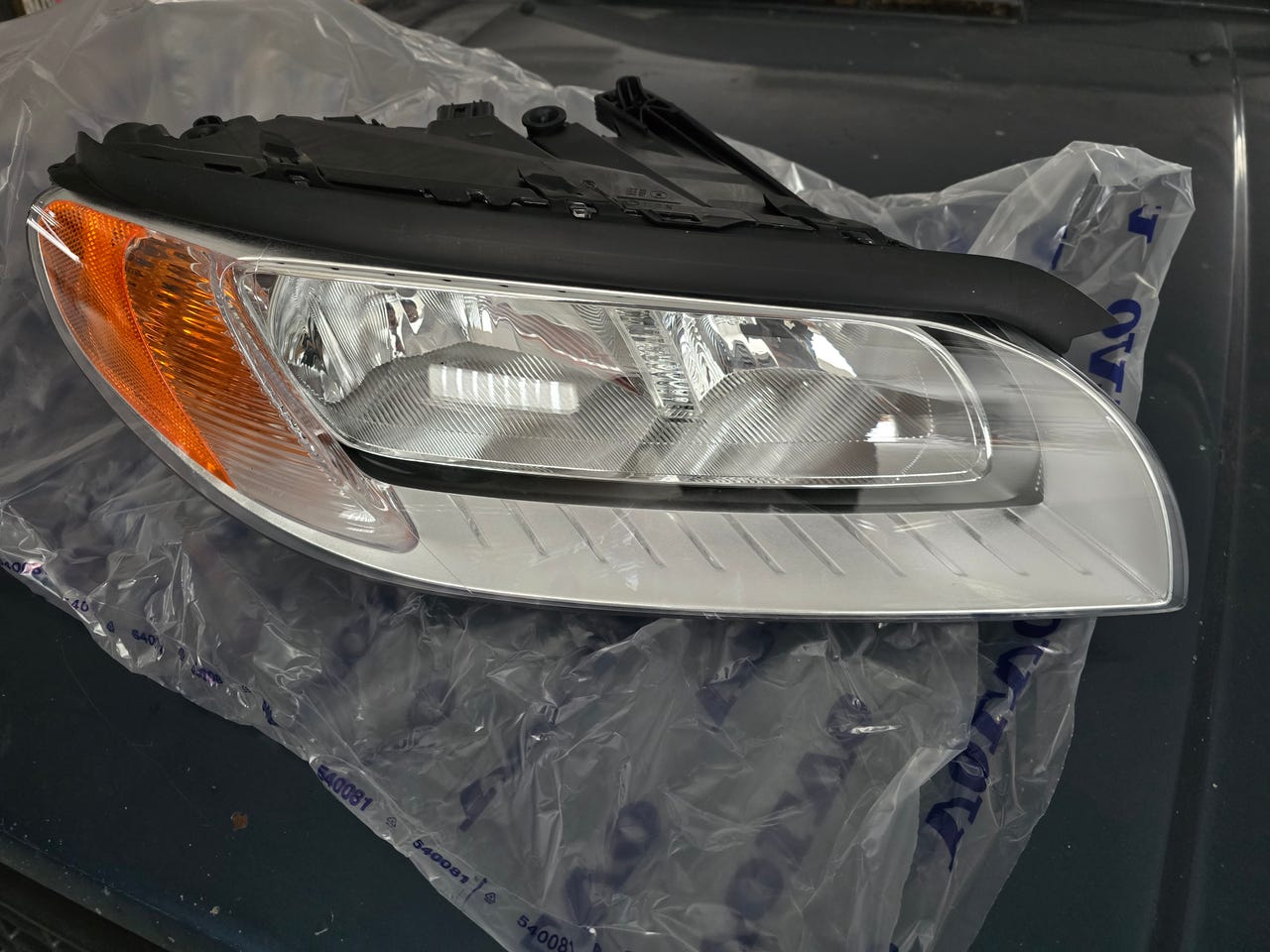 Volvo V70, XC70, S80 uusi alkuperäinen ajovaloumpio
