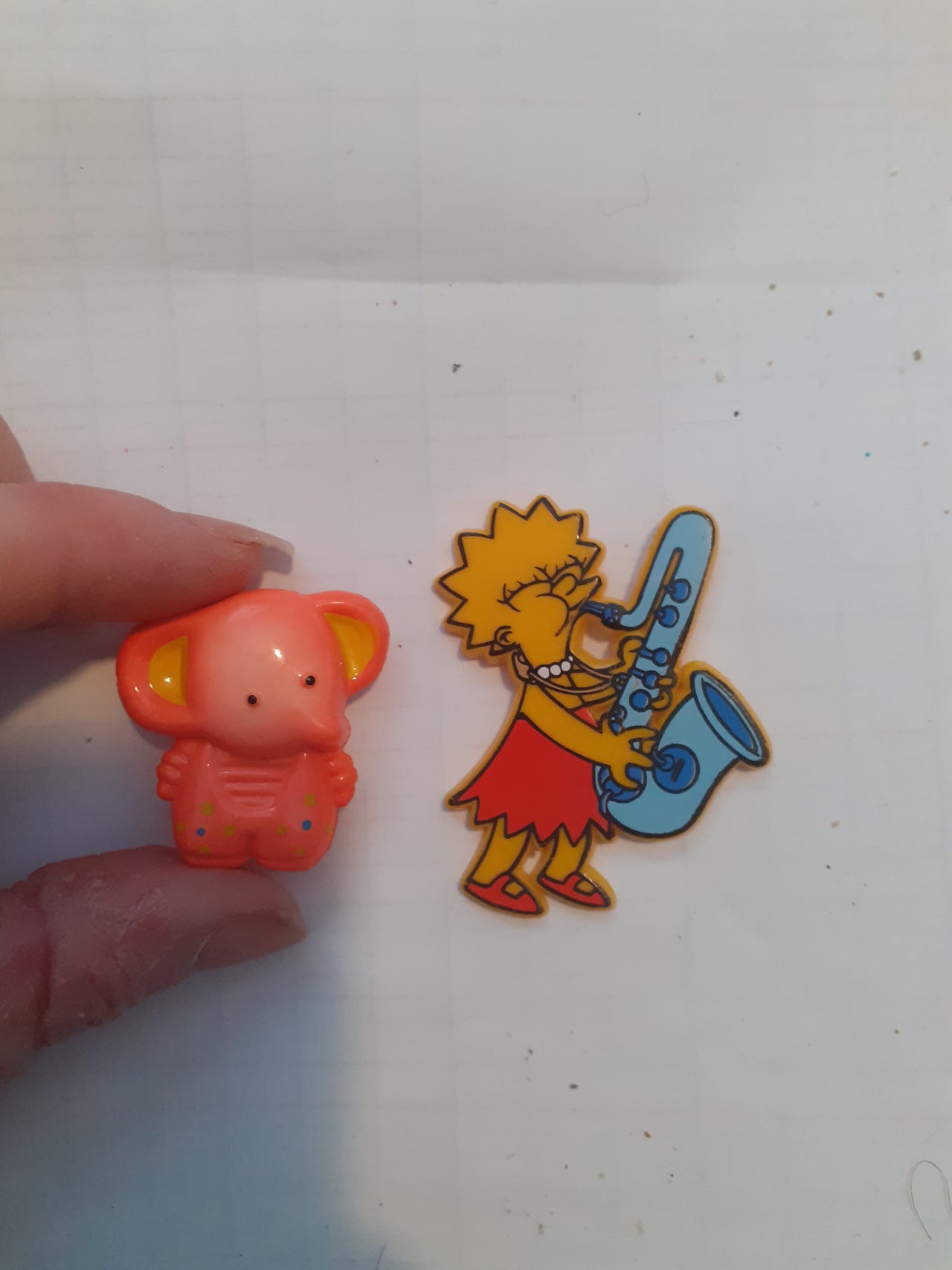 2 hauskaa rintakorua: norsu ja Lisa Simpson