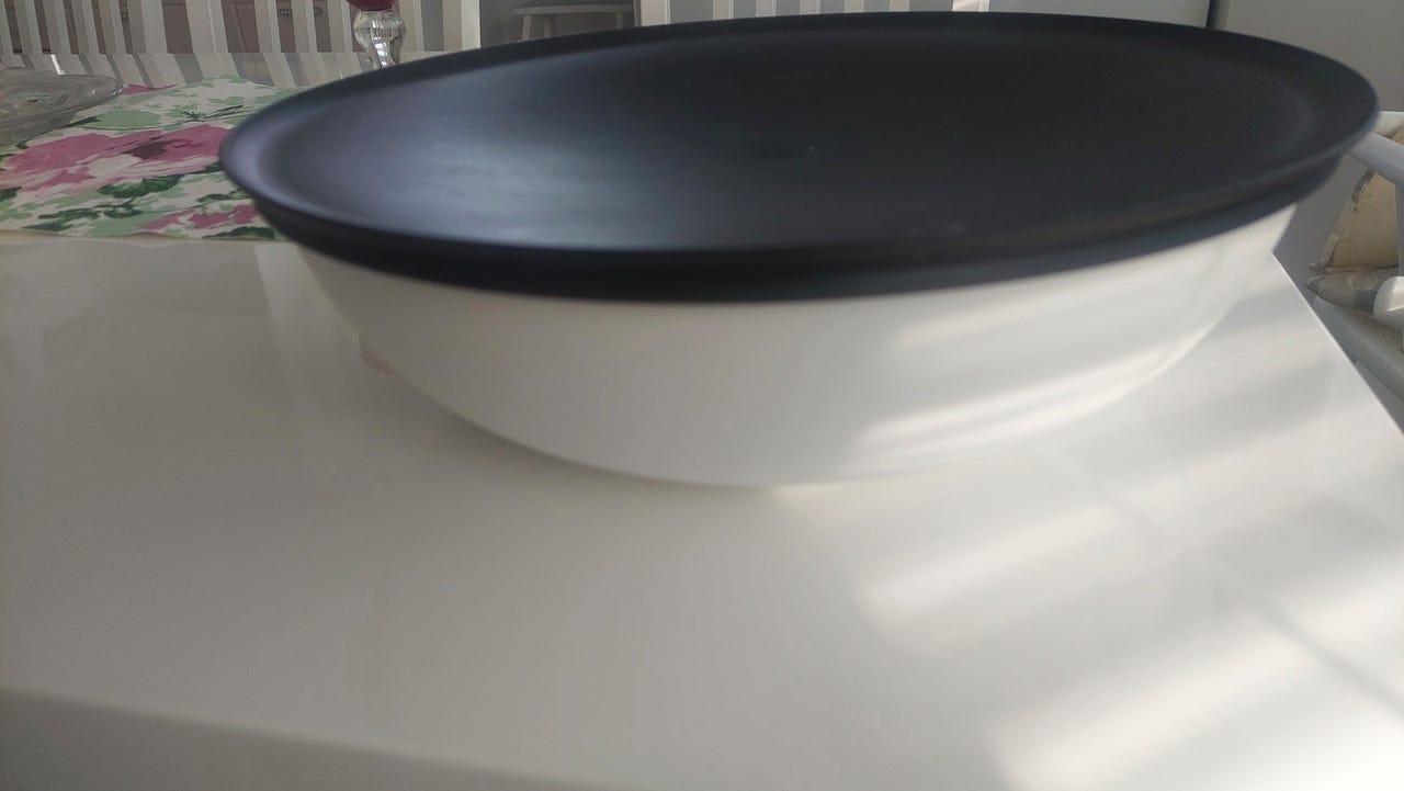 Tupperware iso musta allegra salaattikulho