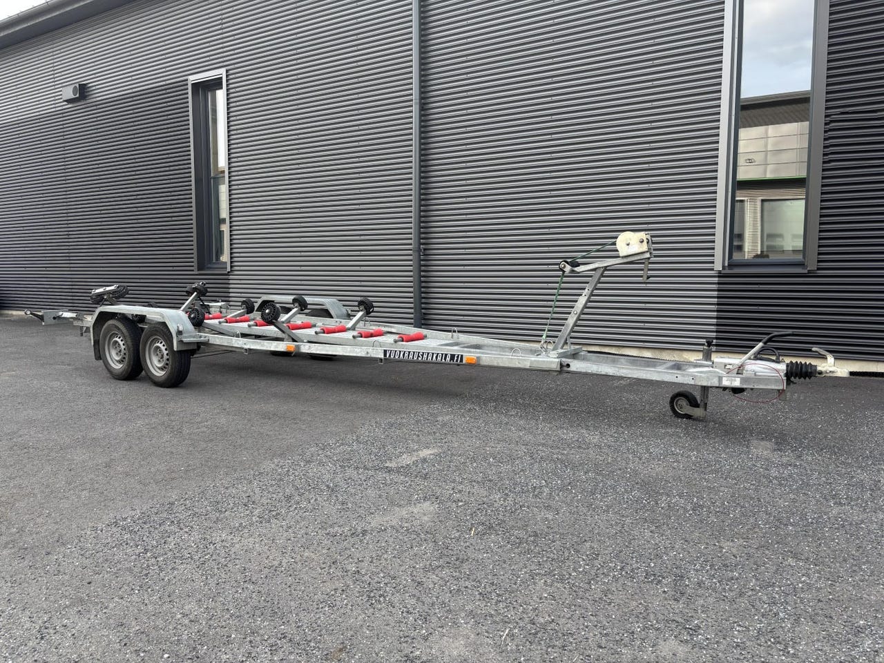 Vuokrataan Uudehko venetraileri 3150kg vm. 2023