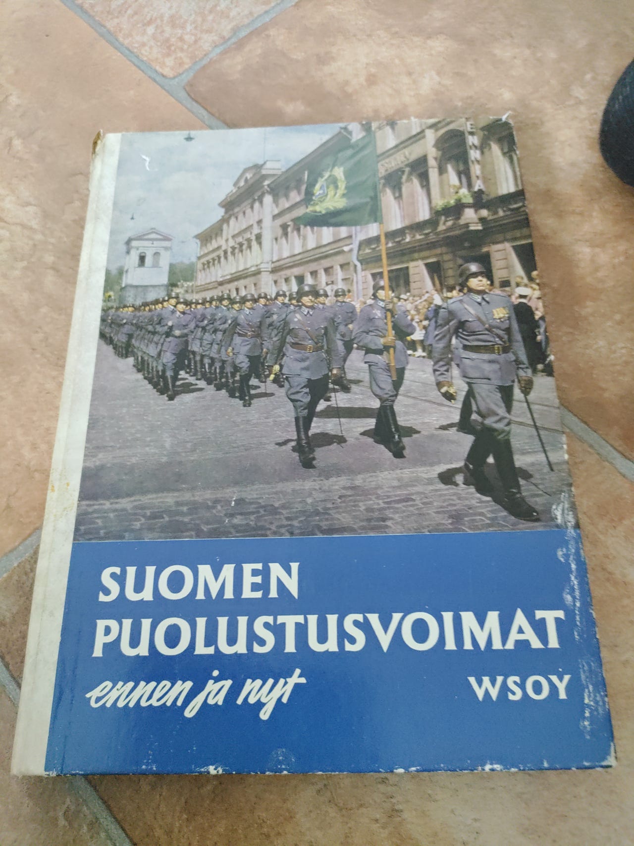 WSOY Suomen puolustusvoimat kirja