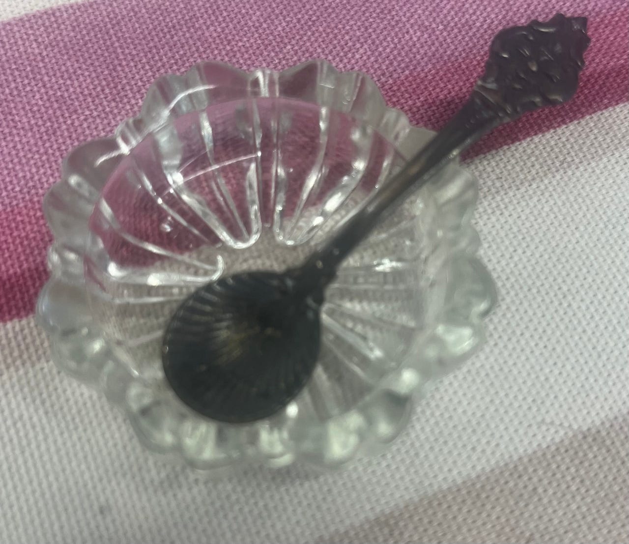Pieni kristalliastia ja lusikka
