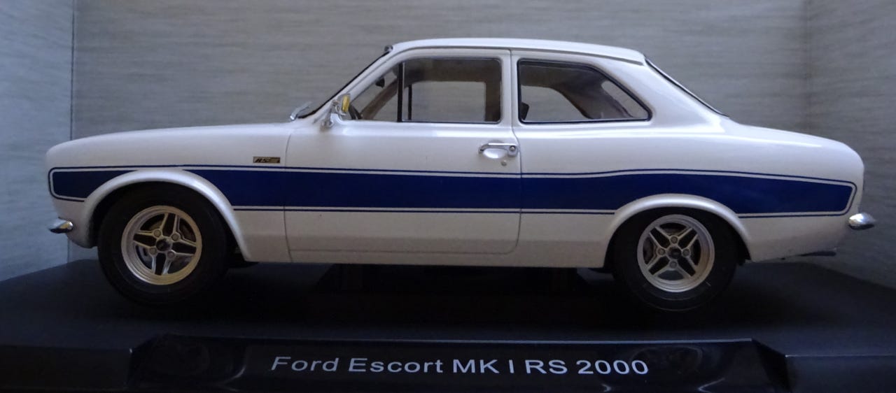 Pienoismalli Ford Escort Mk I RS 2000 valk./sin. 1/18